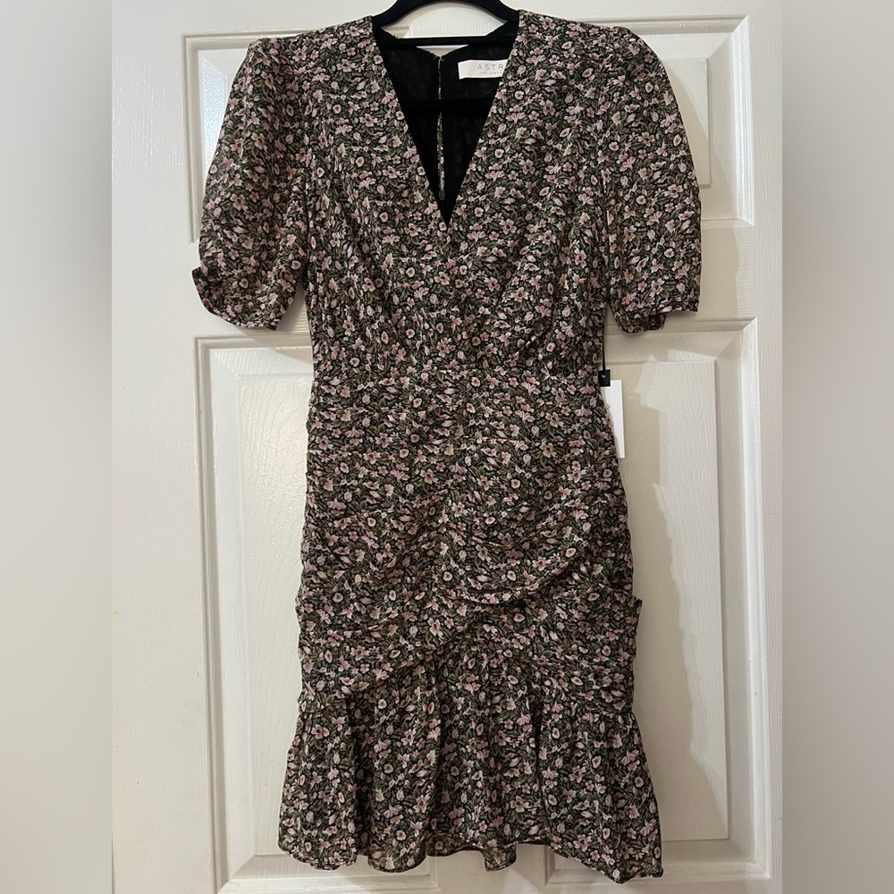 ASTR the Label Shirred Bottom Mini Dress Floral Short sleeve puff sleeve XS NWT